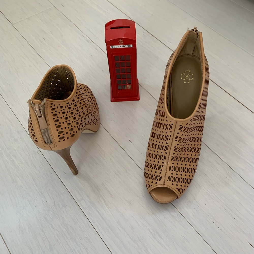 Ann Taylor tan open toe bootie size 8 1/2M.